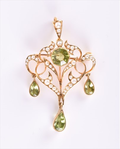 Lot 629 - An Edwardian 15ct yellow gold, peridot, and...