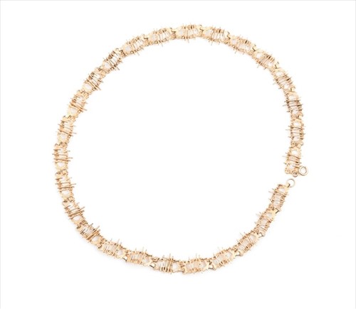 Lot 601 - An unusual yellow metal necklace in the...