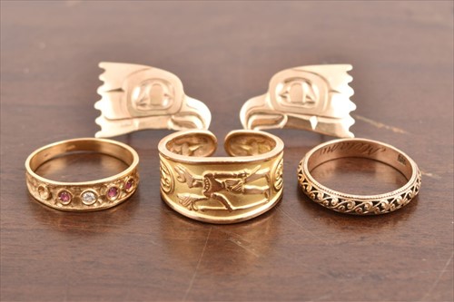 Lot 591 - A yellow metal Egyptian style ring with...