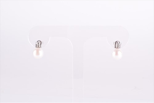 Lot 546 - A pair of diamond and pearl earrings each with...