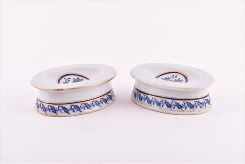Lot 173 - A pair of Chinese Qianlong period blue and...
