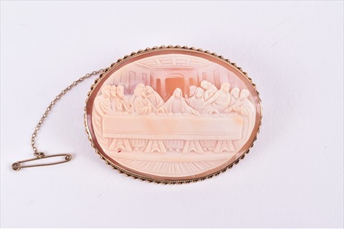 Lot 587 - A 9ct yellow gold mounted cameoÂ brooch of...
