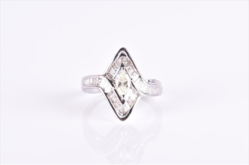 Lot 521 - A yellow and white diamond dress ring the...