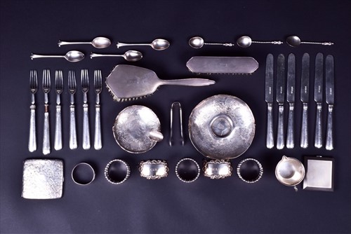 Lot 392 - A collection of miscellaneous English silver...