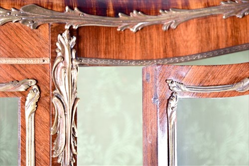 Lot 12 - A large Louis XV style serpentine front...