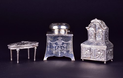 Lot 395 - A late Victorian novelty silver box modelled...
