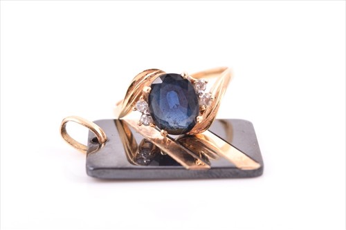 Lot 634 - An 18ct yellow gold and sapphire ring set with...