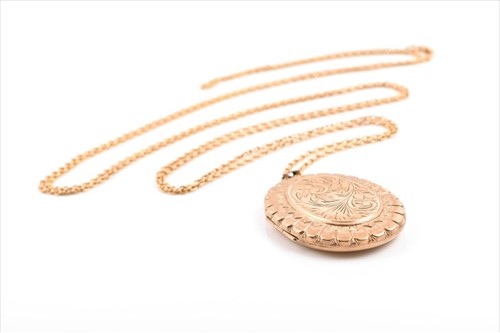 Lot 621 - A 9ct yellow gold oval locketÂ  with engraved...