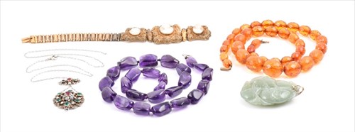 Lot 640 - A group of various jewellery items to include...