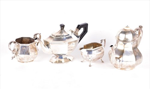 Lot 449 - A George V silver teapot London 1917,...