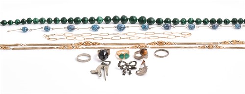 Lot 663 - A group of jewellery items to include a 9ct...