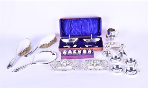 Lot 458 - A cased set of Edward VII silver salts...