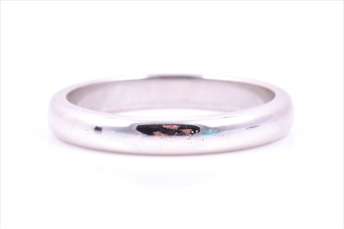 Lot 495 - A Tiffany & Co. wedding band in platinum, size K.