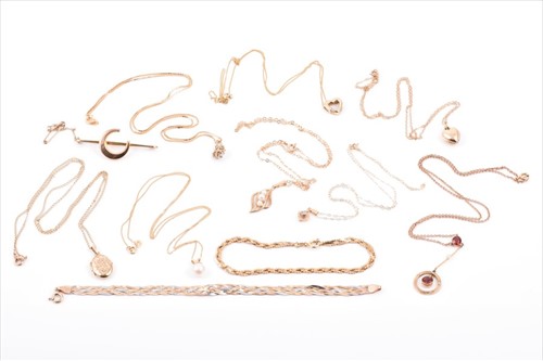Lot 493 - A collection of 9 carat gold and yellow metal...