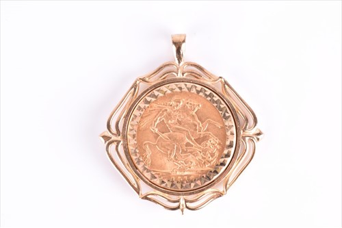 Lot 549 - A 9ct yellow gold mounted sovereign pendant...