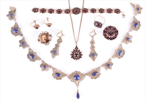 Lot 550 - A yellow metal and garnet bracelet set with...
