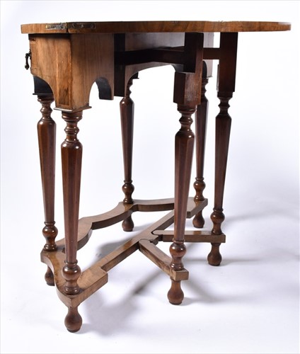 Lot 1 - A fine pair of William and Mary style burr...
