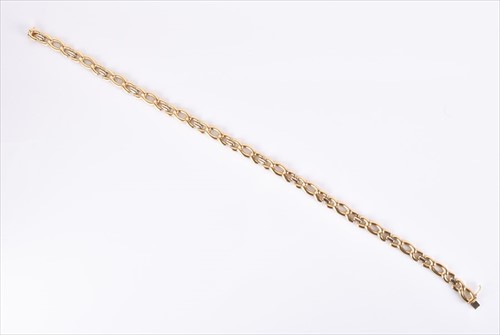 Lot 501 - An 18ct yellow gold necklace comprised of...