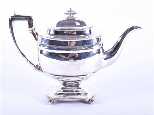 Lot 479 - A George III silver teapot Sheffield 1808, by...