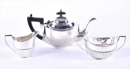 Lot 480 - An Edward VII silver teapot Birmingham 1901,...