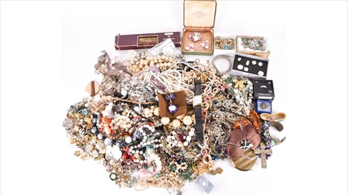 Lot 583 - A large quantity of costume jewellery to...