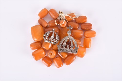 Lot 554 - A group of loose amber beads of various sizes...