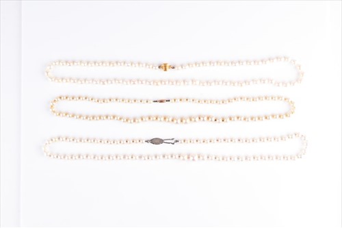 Lot 534 - A cultured pearl necklace with 9ct yellow gold...