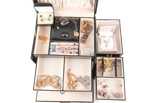 Lot 84 - A group of yellow metal and costume jewellery...