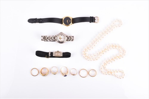 Lot 652 - A quantity of jewellery to include six gold...