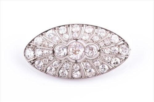 Lot 653 - An Art Deco diamond brooch set with diamonds...