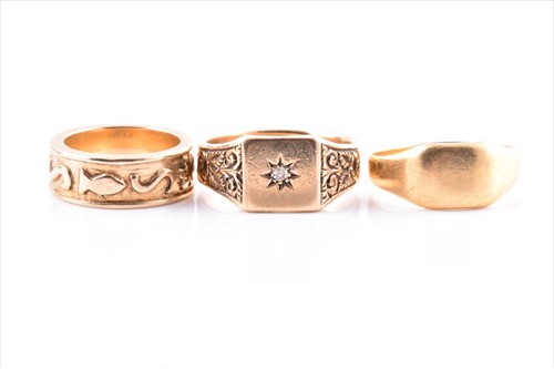 Lot 569 - An 18ct yellow gold gents signet ring with...