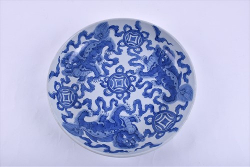 Lot 165 - A Chinese late Qing dynasty blue and white...
