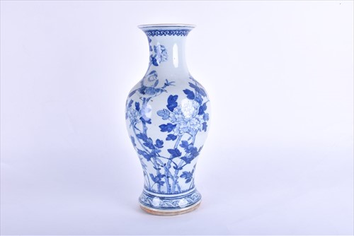 Lot 164 - A Chinese late Qing dynasty blue and white...
