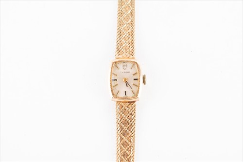 Lot 320 - A ladies Tudor 9ct yellow gold mechanical...