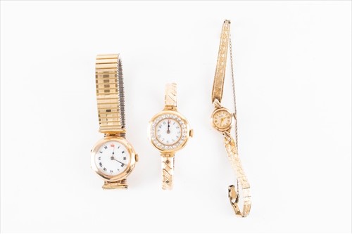 Lot 318 - A group of three 9ct yellow gold ladies...