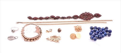 Lot 567 - A group of jewellery items including a yellow...