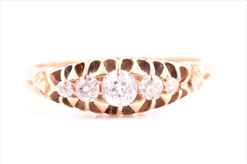 Lot 566 - An 18ct yellow gold and diamond ring set with...