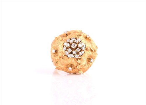 Lot 559 - An unusual 18ct yellow gold and diamond floral...