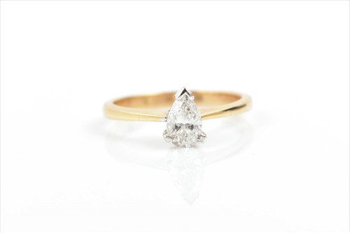Lot 548 - An 18ct yellow gold and diamond ring set with...