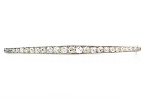 Lot 557 - An old-cut diamondÂ barÂ brooch of tapered...
