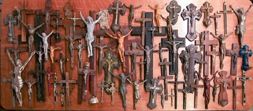 Lot 27 - A collection of small-sized antique crucifixes,...