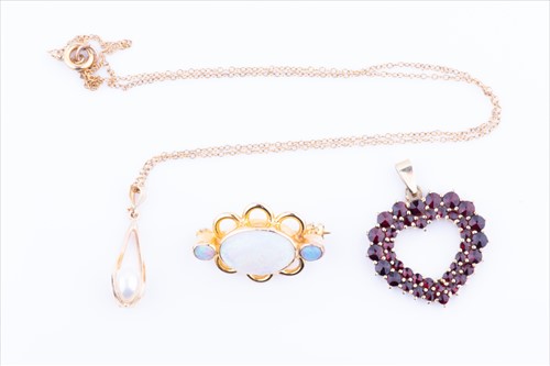 Lot 564 - A yellow metal and rose-cut garnet...