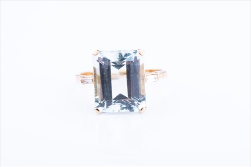 Lot 489 - A yellow gold, diamond, and aquamarine ring...