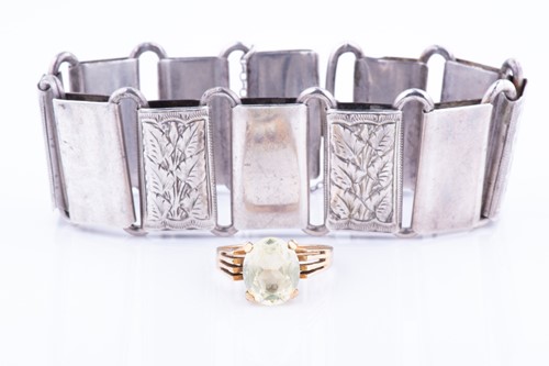 Lot 472 - A yellow metal and pale green gemstone ring...