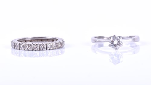 Lot 424 - A solitaire diamond ring, set with a round...