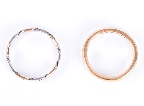 Lot 19 - A 22ct yellow gold wedding band size L,...