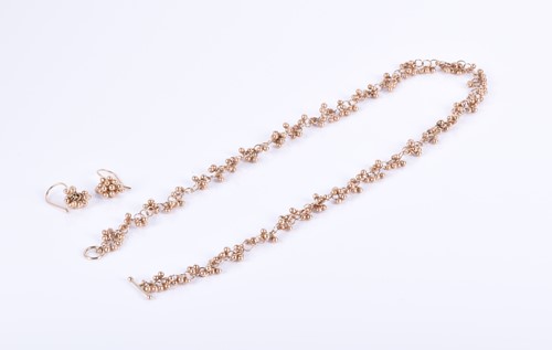 Lot 140 - An unusual yellow metal necklace possibly...
