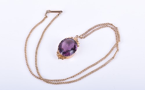 Lot 155 - A Victorian yellow gold and amethyst glass...
