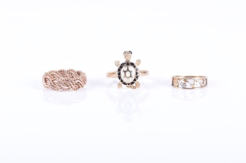 Lot 182 - An unusual 14ct yellow gold and enamel ring in...