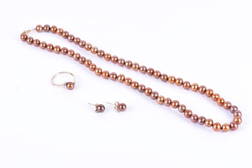 Lot 186 - A light brown pearl necklace 42 cm long,...